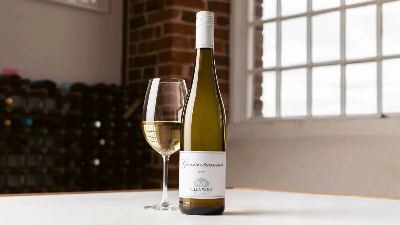 油彩画　white wine time The date of a rare blue-and-white wine jar in the Chinese